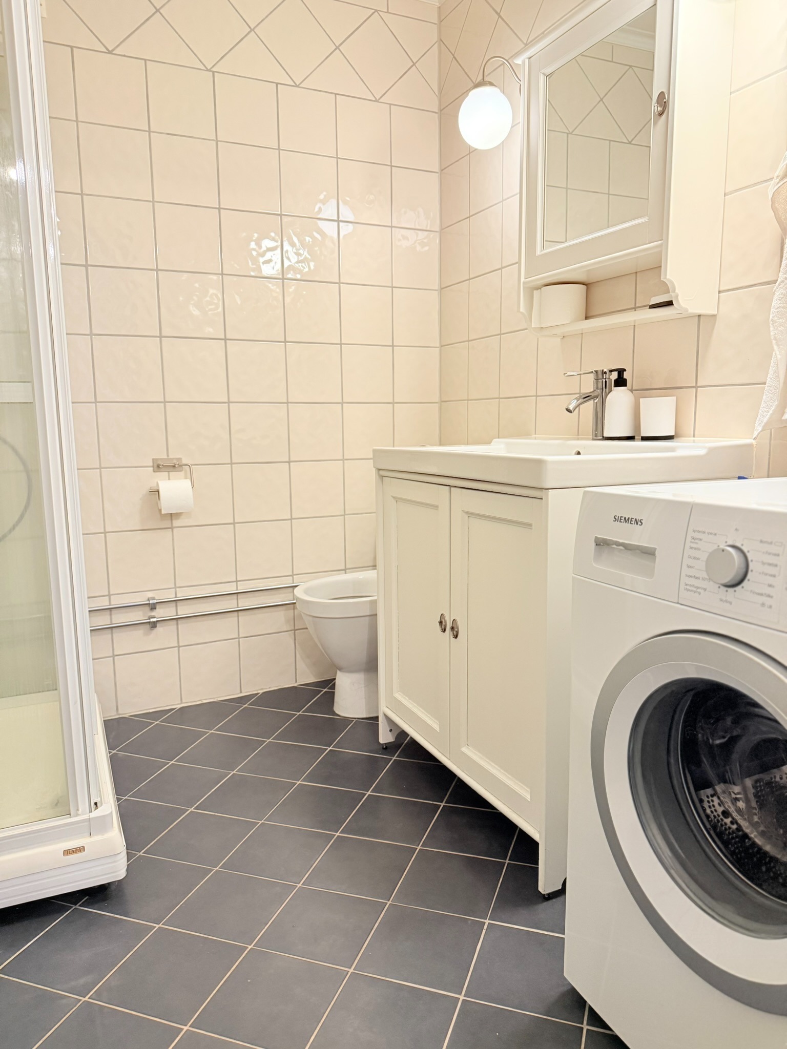 Som står nå:
Ny bilder kommer-  helt ny baderom :)